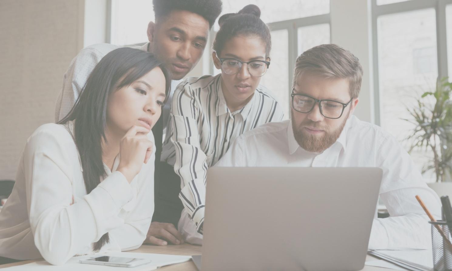Estudiantes internacionales colaborando en proyectos financieros
